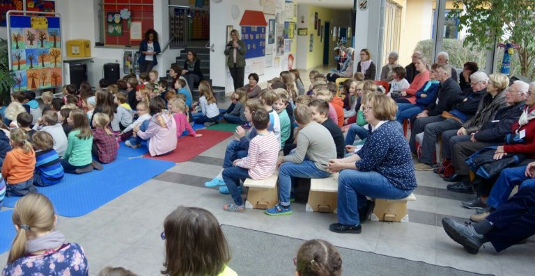 Die Besucher aus Frankreich in der Grundschule