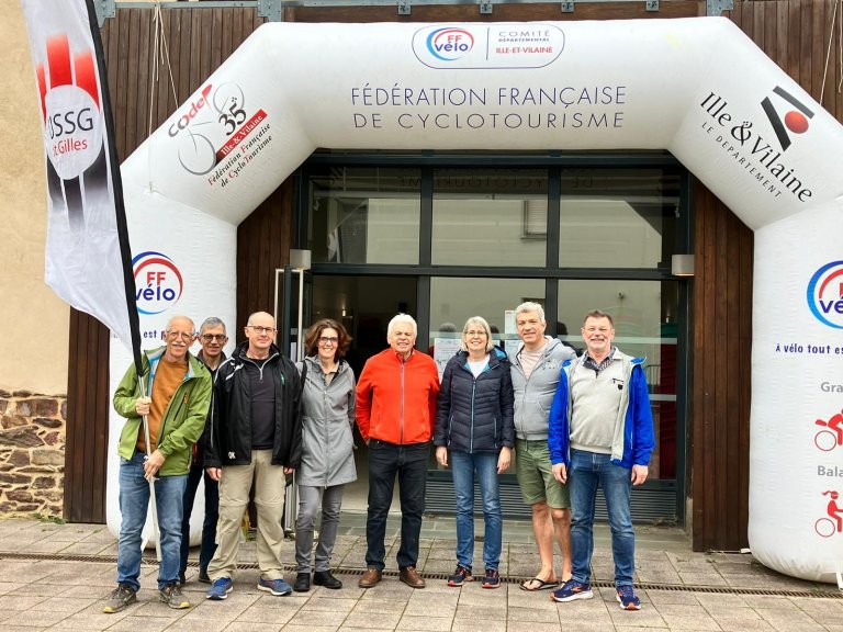 Mit unseren Gastgebern am Start in Saint-Gilles Mit unseren Gastgebern am Start in Saint-Gilles